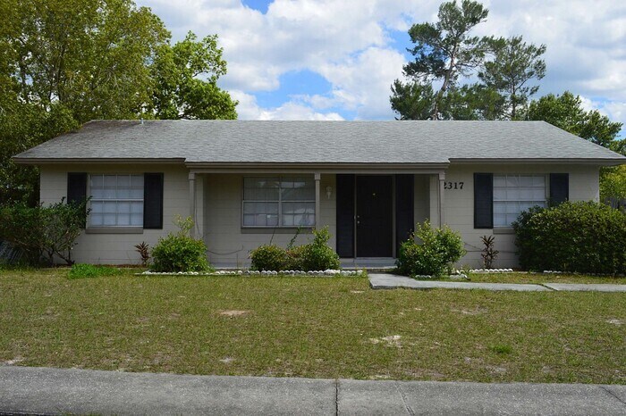 2317 E Dana Dr in Deltona, FL - Building Photo