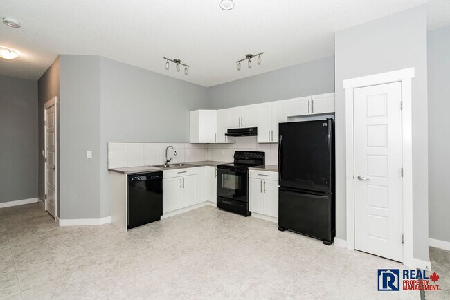 10106-1085A 85 A St in Grande Prairie, AB - Building Photo - Building Photo