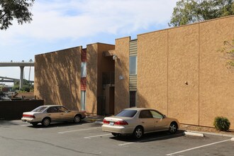 Bella Vista Apartments in San Diego, CA - Foto de edificio - Building Photo