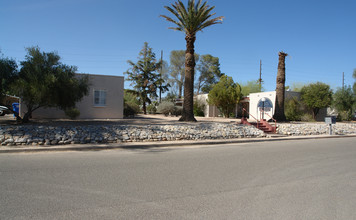 El Vaquero Court in Tucson, AZ - Building Photo - Building Photo