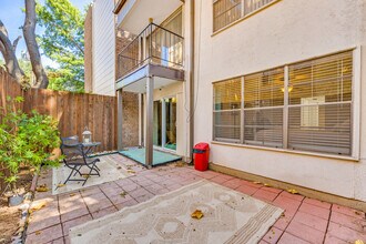 2720 Reagan Street, Unit Unit# 102 in Dallas, TX - Foto de edificio - Building Photo