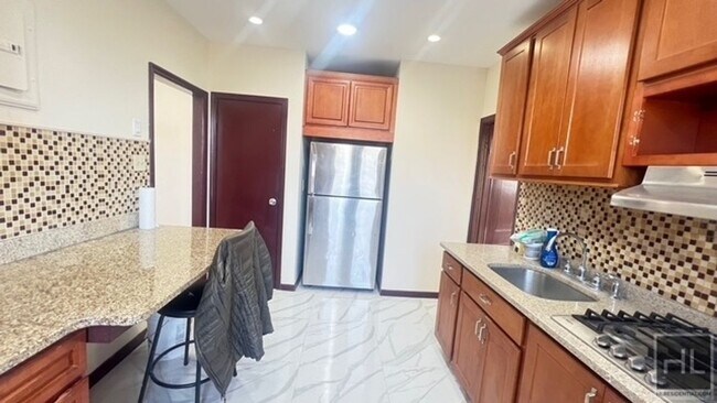 484 Linden Blvd in Brooklyn, NY - Building Photo - Building Photo