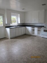 235 SW Laurel St in Junction City, OR - Building Photo - Building Photo