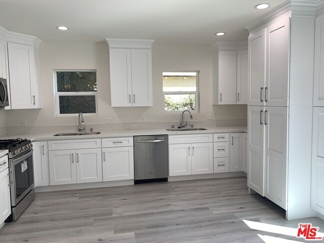 1125 S Clark Dr in Los Angeles, CA - Building Photo - Building Photo