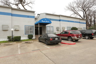 Royal Court Apartments in Dallas, TX - Building Photo - Building Photo