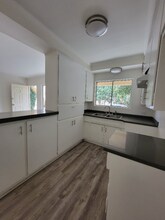 13556 Wyandotte St in Los Angeles, CA - Foto de edificio - Building Photo