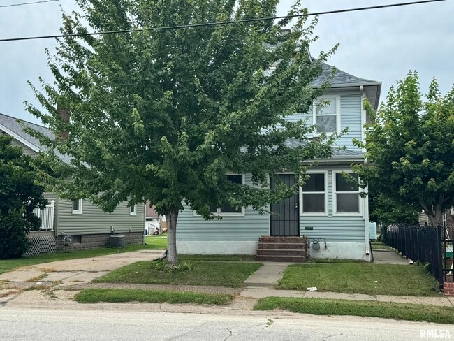 1347 19th St in East Moline, IL - Building Photo - Building Photo
