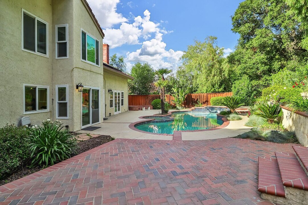 2086 Glastonbury Rd in Westlake Village, CA - Building Photo