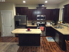 31923 NW Pacific St in North Plains, OR - Building Photo - Building Photo