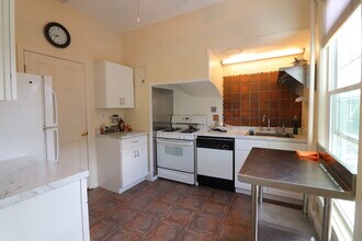 83 Longwood Ave, Unit A029 in Brookline, MA - Foto de edificio - Building Photo