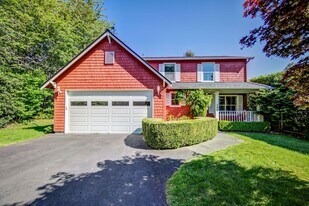 305 Weaver Rd NW in Bainbridge Island, WA - Building Photo