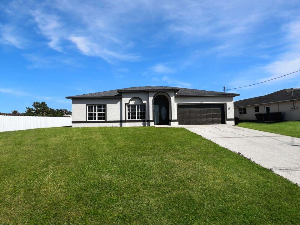 906 Alfreda Ave in Lehigh Acres, FL - Foto de edificio