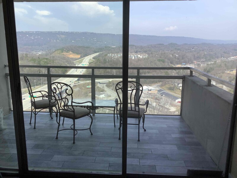 1131 Stringers Ridge Rd in Chattanooga, TN - Building Photo