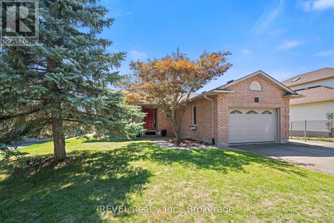 101 Wellandvale Dr in Welland, ON - Building Photo