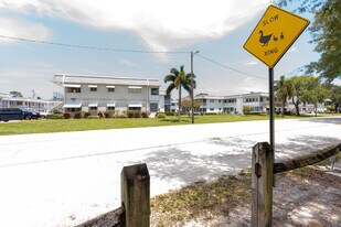 2880 Lake Osborne Dr in Lake Worth Beach, FL - Building Photo