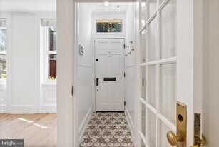 2215 Pine St in Philadelphia, PA - Building Photo