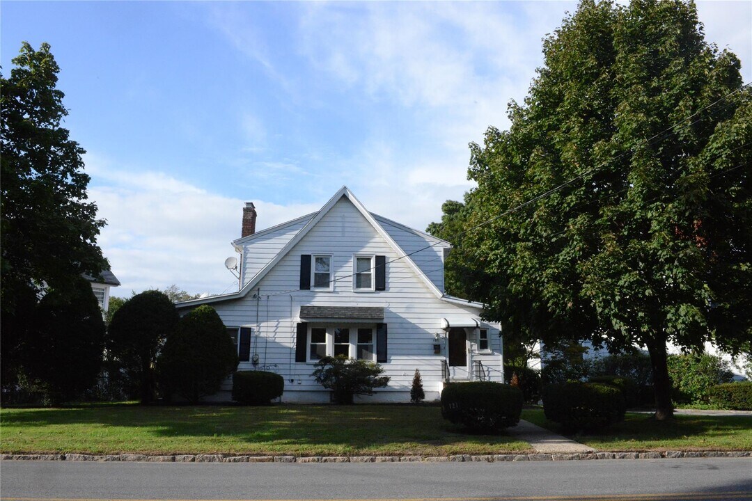 121 Hutchinson Blvd in Scarsdale, NY - Building Photo
