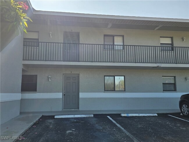 4815 Triton Ct E in Cape Coral, FL - Foto de edificio - Building Photo