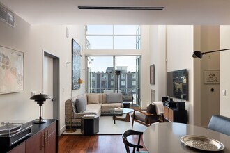 6735 Yucca St, Unit 508 in Los Angeles, CA - Foto de edificio - Building Photo