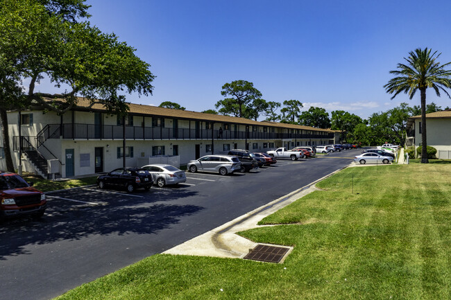 Harbor Woods Condos in Merritt Island, FL - Foto de edificio - Building Photo