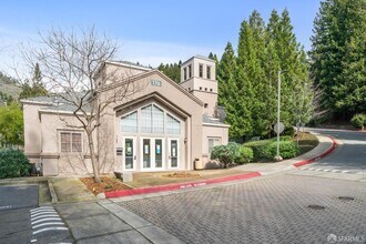 220 Caldecott Ln in Oakland, CA - Building Photo - Building Photo