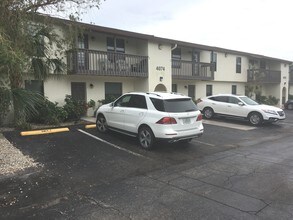 Oasis Apartments in Ft. Myers, FL - Foto de edificio - Building Photo