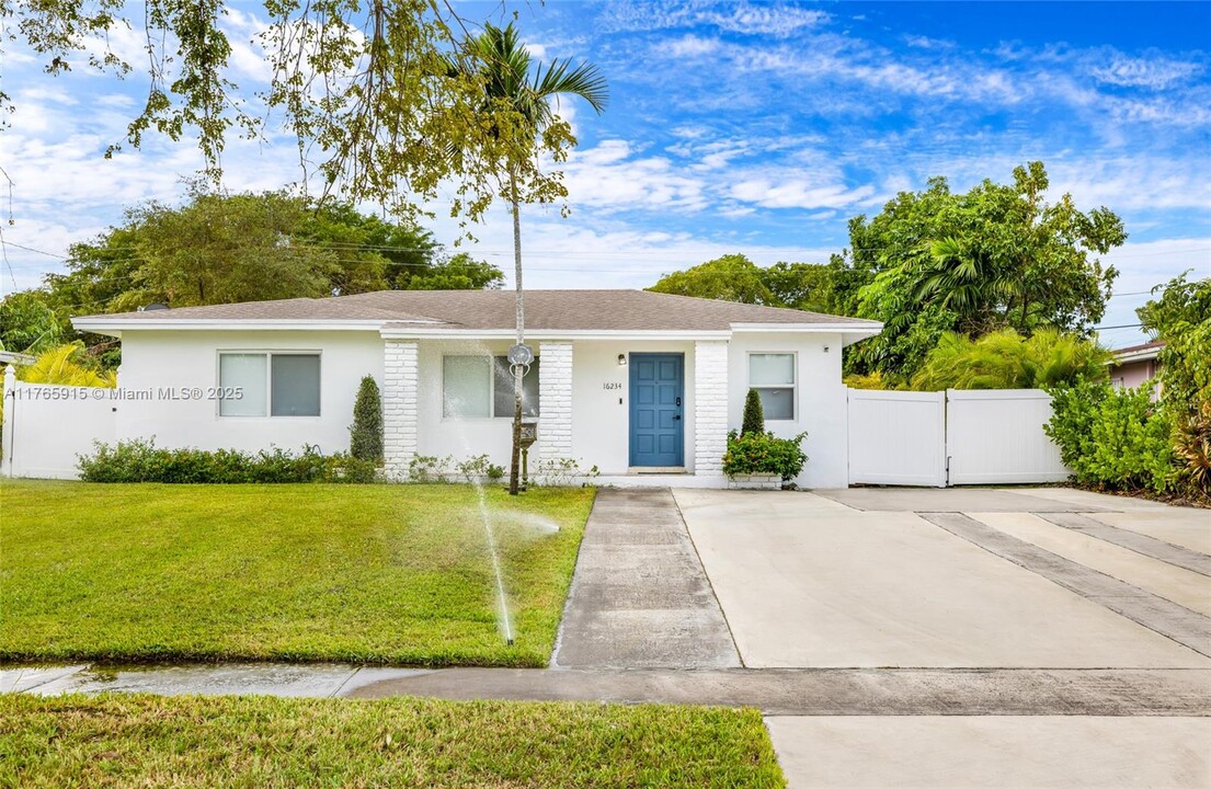 16234 NE 9th Pl in North Miami Beach, FL - Building Photo