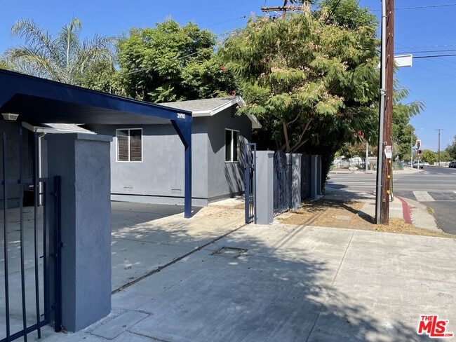 20905 Hart St in Los Angeles, CA - Building Photo - Building Photo
