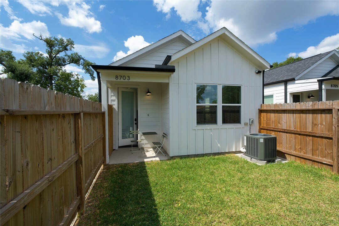 8703 Wileyvale Rd in Houston, TX - Foto de edificio