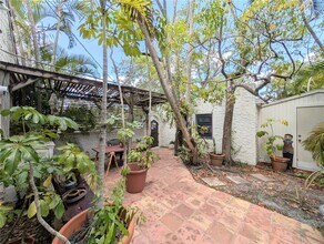 1701 Siesta Dr in Sarasota, FL - Building Photo - Building Photo