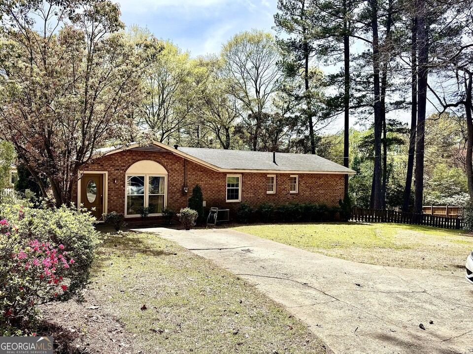 1945 Harts Mill Rd NE in Chamblee, GA - Building Photo