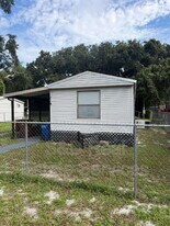 718 1st St in Polk City, FL - Building Photo
