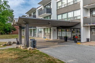 4750 Bathurst Street Apartments in Toronto, ON - Building Photo - Building Photo