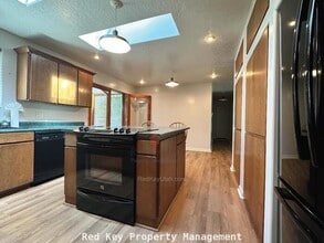 128 Country Club Dr in Stansbury Park, UT - Foto de edificio - Building Photo