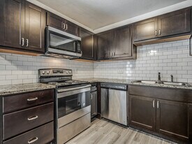 Stratford Square Apartments in Norman, OK - Building Photo