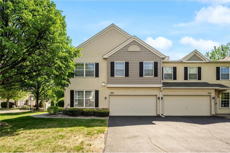 1998 Siefert St in Chaska, MN - Building Photo