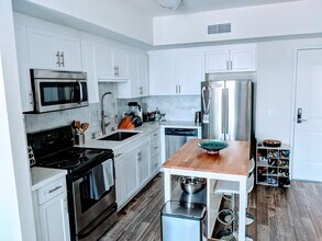 12655 Bluff Creek Dr, Unit 422 in Los Angeles, CA - Building Photo - Building Photo