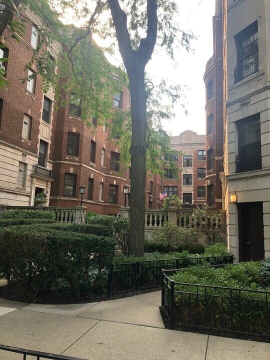 2324 N Lincoln Park W in Chicago, IL - Building Photo