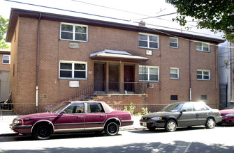 213-217 Park Ave in Hoboken, NJ - Foto de edificio - Building Photo