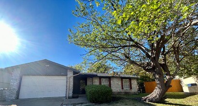 1702 Novel Cir in Garland, TX - Foto de edificio - Building Photo