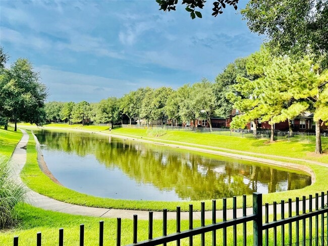 17223 Shadow Ledge Dr in Houston, TX - Foto de edificio - Building Photo
