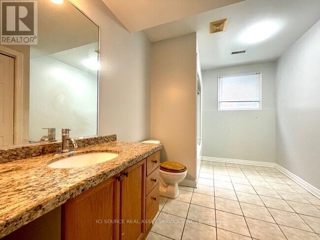 7153 Kelly Dr in Niagara Falls, ON - Building Photo - Building Photo