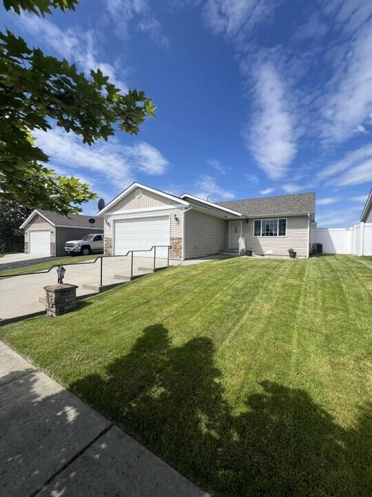 1020 Triumph Ave in Post Falls, ID - Building Photo