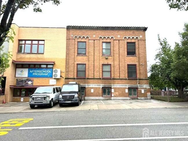 property at 2000 West St