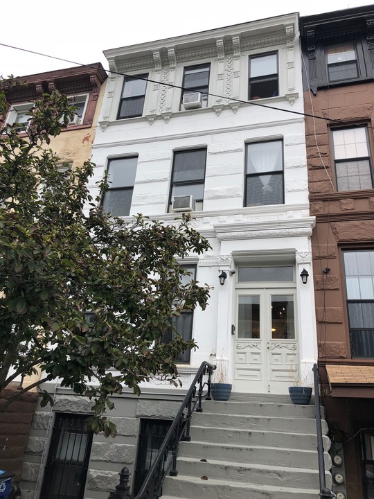 CLASSIC 4-FAMILY BROWNSTONE w GREAT INCOME in Brooklyn, NY - Building Photo