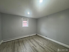 556 Roosevelt Ave, Unit 1 in Carteret, NJ - Building Photo - Building Photo