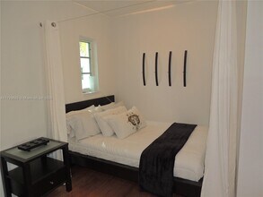 1215 Meridian Ave in Miami Beach, FL - Building Photo - Building Photo