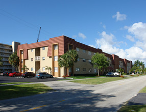 Lauren Condominiums in Hallandale Beach, FL - Building Photo - Building Photo