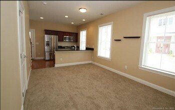 1 Sherwood St in Storrs Mansfield, CT - Foto de edificio - Building Photo