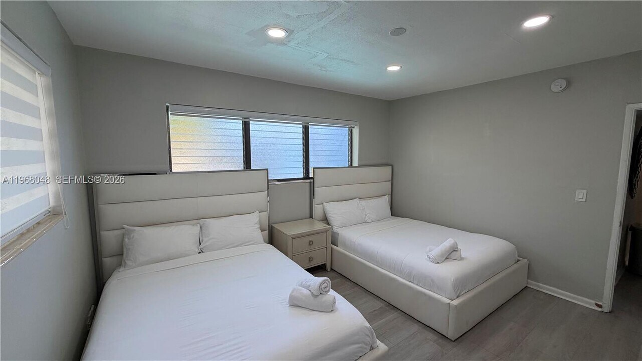 10004 E Bay Harbor Dr in Bay Harbor Islands, FL - Foto de edificio